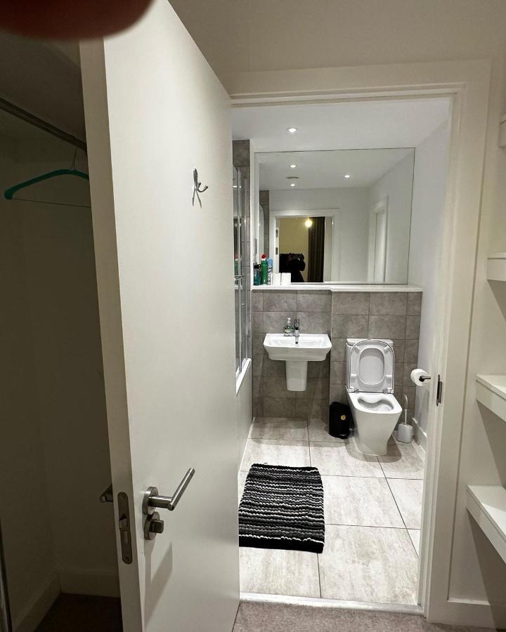 Luxury 2 Bedrooms Apartment バーキング エクステリア 写真